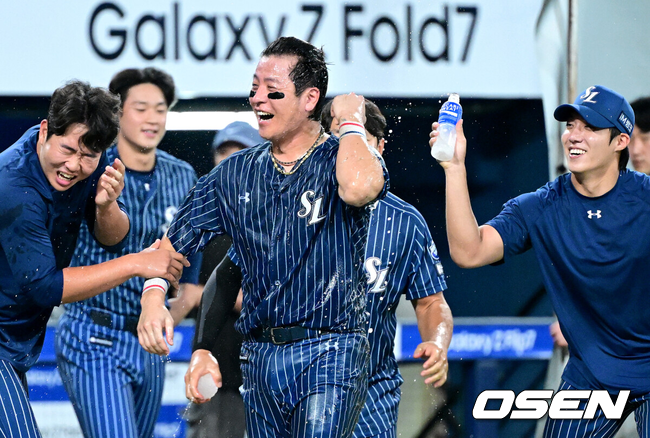 [OSEN=대구, 최규한 기자] 프로야구 삼성 라이온즈가 한화 이글스를 꺾고 전날 패배를 설욕했다.삼성은 7일 대구삼성라이온즈파크에서 열린 한화와의 홈경기에서 4-3으로 승리했다. 이로써 삼성은 지난 6일 한화에 4-7로 덜미를 잡힌 아쉬움을 씻어냈다. 삼성 강민호는 프로야구 역대 포수 최초로 개인 통산 350홈런 시대를 열었고 김재윤은 개인 통산 190세이브를 달성했다.  경기를 마치고 개인 통산 350홈런을 뽑아낸 삼성 강민호가 동료들의 물세례를 받고 있다. 2025.09.06 / dreamer@osen.co.kr