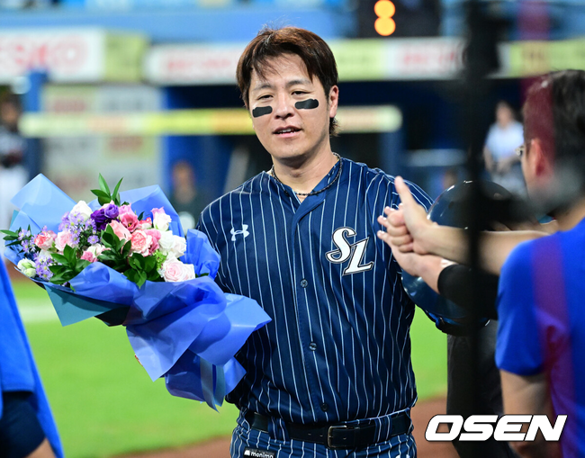 [OSEN=대구, 최규한 기자] 7일 대구삼성라이온즈파크에서 ‘2025 신한 SOL Bank KBO리그’ 삼성 라이온즈와 한화 이글스의 경기가 열렸다.홈팀 삼성은 원태인, 방문팀 한화는 황준서를 선발로 내세웠다.6회말 무사 1루 상황 삼성 강민호가 달아나는 좌월 투런포를 날리고 홈을 밟은 뒤 더그아웃 동료들과 기뻐하고 있다. 개인 통산 350홈런. 2025.09.06 / dreamer@osen.co.kr