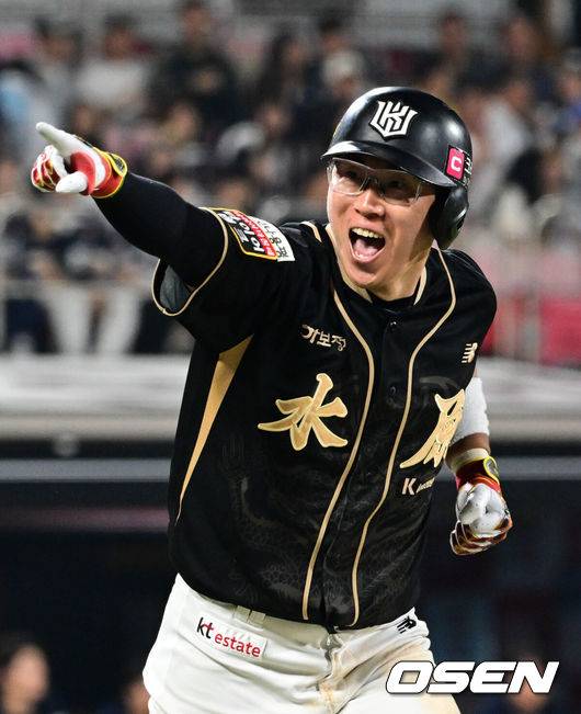 [OSEN=수원, 조은정 기자]9일 오후 수원 KT 위즈 파크에서 ‘2025 신한 SOL BANK KBO리그’ KT 위즈와 두산베어스의 경기가 열렸다. 이날 경기 KT는 소형준을, 두산은 곽빈을 선발투수로 내세웠다.7회말 2사 2,3루 KT 허경민이 3점 홈런을 날린 뒤 베이스를 돌고 있다. 2025.09.09 /cej@osen.co.kr