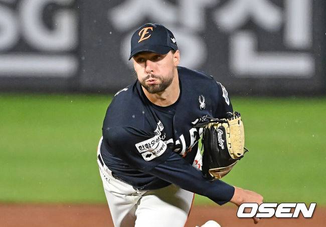 [OSEN=부산, 이석우 기자] 9일 부산 사직야구장에서 2025 신한 SOL 뱅크 KBO 리그 롯데 자이언츠와 한화 이글스의 경기가 열렸다. 홈팀 롯데는 박세웅이, 방문팀 한화는 와이스가 선발 출전했다.한화 이글스 선발 투수 와이스가 역투하고 있다. 2025.09.09 / foto0307@osen.co.kr
