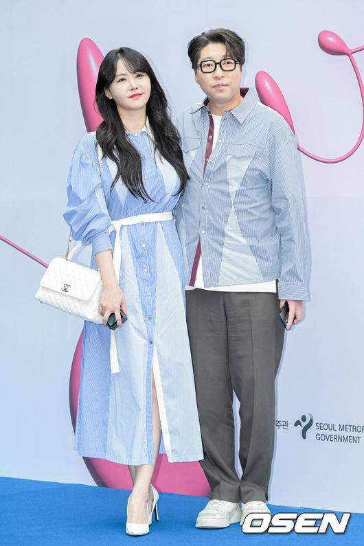 [OSEN=조은정 기자]&nbsp;15일 서울 중구 동대문디자인플라자(DDP)에서 2023&nbsp;F/W&nbsp;서울패션위크 ‘라이’ 컬렉션 포토콜 행사가 열렸다.크리에이터 윰댕, 대도서관 부부가 포즈를 취하고 있다. 2023.03.15 /cej@osen.co.kr