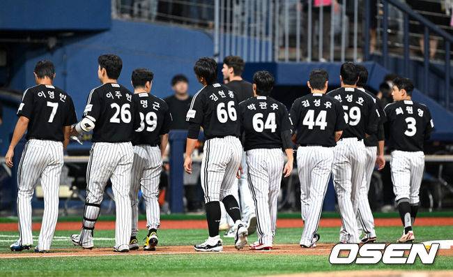 [OSEN=고척, 이대선 기자] 프로야구 최하위 키움 히어로즈가 1위 LG 트윈스에 뼈아픈 패배를 안겼다. 키움은 9일 서울 고척스카이돔에서 열린 ‘2025 신한은행 SOL Bank KBO리그’ LG와의 경기에서 11-2로 승리했다. 경기 종료 후 LG 선수들이 그라운드를 빠져 나가고 있다. 2025.09.09 /sunday@osen.co.kr