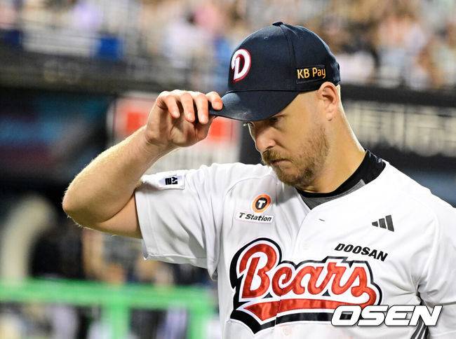 [OSEN=잠실, 지형준 기자] 12일 서울 잠실구장에서 ‘2025 신한 SOL Bank KBO리그’ 두산 베어스와 NC 다이노스의 경기가 열렸다.두산은 콜어빈, NC는 김녹원이 선발로 나섰다. 5회초 1사 2루에서 두산 콜어빈이 교체되며 아쉬워하고 있다. 2025.08.12 / jpnews@osen.co.kr