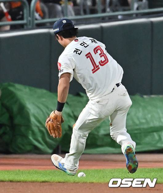 [OSEN=부산, 이석우 기자] 10일 부산 사직야구장에서 2025 신한 SOL 뱅크 KBO 리그 롯데 자이언츠와 한화 이글스의 경기가 열렸다. 홈팀 롯데는 감보아가, 방문팀 한화는 류현진이 선발 출전했다.롯데 자이언츠 전민재가 3회초 2사 1루 한화 이글스 하주석의 타구를 잡지 못하고 있다. 2025.09.10 / foto0307@osen.co.kr