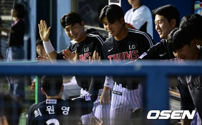 [OSEN=잠실, 조은정 기자]10일 오후 서울 잠실구장에서 ‘2025 신한 SOL Bank KBO리그’ 두산 베어스와 LG 트윈스의 경기가 열렸다.홈팀 두산은 콜어빈, 방문팀 LG는 손주영을 선발로 내세웠다.5회초 무사 2,3루에서 LG 최원영이 신민재의 희생타에 득점을 올린 뒤 비디오 판독 결과에 기뻐하고 있다. 원심은 아웃이었으나 비디오판독으로 번복됐다. 2025.09.10 /cej@osen.co.kr