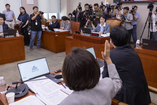 ▲10일 국회에서 열린 법제사법위원회 전체회의에서 추미애 위원장과 국민의힘 곽경택, 나경원 의원이 검찰개혁 입법청문회 관련 안건 처리를 두고 공방을 벌이고 있다. ⓒ연합뉴스