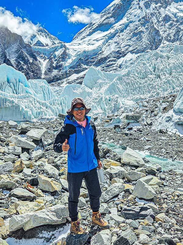 에베레스트 베이스캠프EBC의 빙하를 배경으로 포즈를 취한 필자. 마라토너들은 2박3일 이곳에서 야영하며 최종 적응 시간을 갖는다.