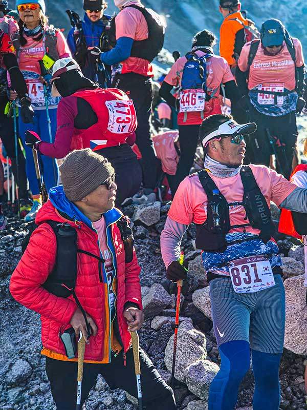 마라톤 출발점에 선 필자와 참가자들.
