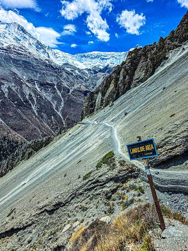 틸리초 베이스캠프로 향하는 길에 산사태 주의 안내판이 서있다.