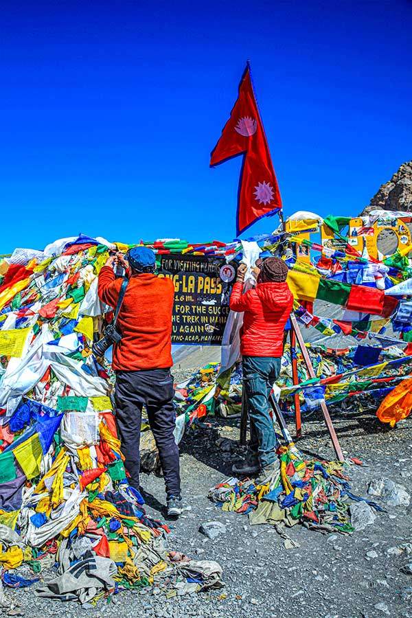 토롱라 패스 안내판에 전 세계 각지의 트레커들이 남긴 기념품들이 가득 붙어 있다.