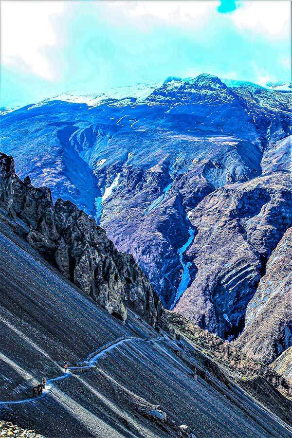 험준한 봉우리들을 바라보며 사막처럼 바짝 마른 길을 걷는 신비로운 경험을 할 수 있다.