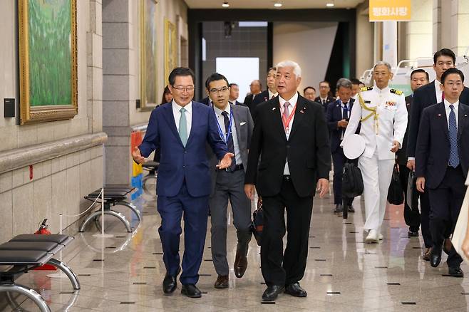 수정 후 : 9일 서울 용산 전쟁기념관을 방문한&nbsp;나카타니 겐 일본 방위상(맨 앞줄 오른쪽) 일행이 전쟁기념사업회 백승주 회장(맨 앞줄 왼쪽)의 안내를 받으며 6·25 전쟁 관련 전시실이 있는 기념관 2층 복도를 지나고&nbsp;있다. 전쟁기념사업회 제공