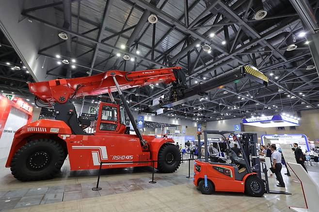 10일 경기 고양시 킨텍스에서 열린 제5회 국제 운송·공급망 관리 산업전(SCM FAIR 2025)을 찾은 관람객들이 헬리코리아의 지게차를 살펴보고 있다.