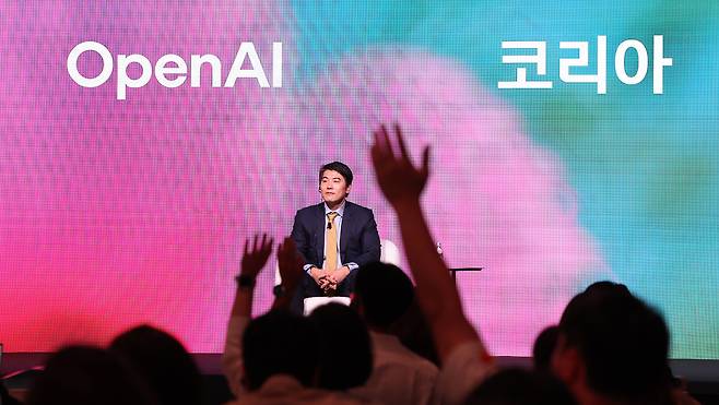 제이슨 권 오픈AI 최고전략책임자(CSO)가 10일 서울 광진구 파이팩토리 스튜디오에서 열린 오픈AI 한국지사 설립 기자간담회에서 취재진 질문을 받고 있다. 뉴스1