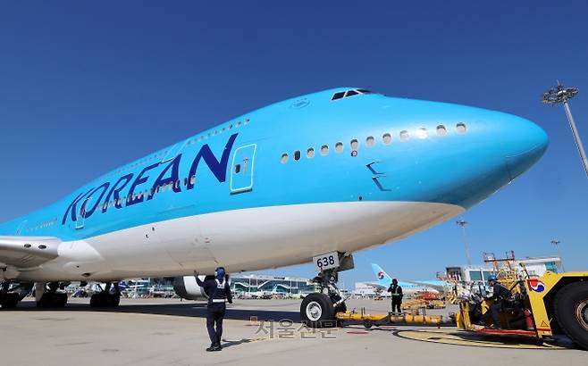 미국 조지아주 현대차그룹-LG에너지솔루션 배터리 합작 공장 건설 현장에서 구금된 한국인들을 태울 대한항공 B747-8i 전세기가 10일 오전 인천국제공항 2터미널 계류장에서 이륙을 준비하고 있다. 체포·구금된 한국인 300여명은 현지시간으로 10일 오후 2시 30분(한국시간 11일 오전 3시 30분) 전후 현지에서 출발할 것으로 전해졌다. 2025.09.10 공항사진기자단