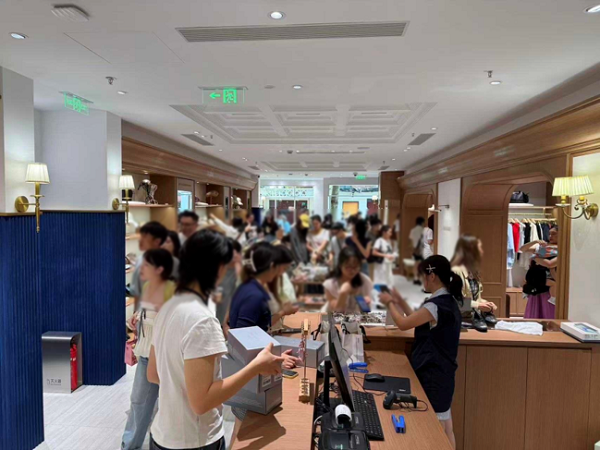 [사진: 계산대 앞에 길게 늘어선 고객들]