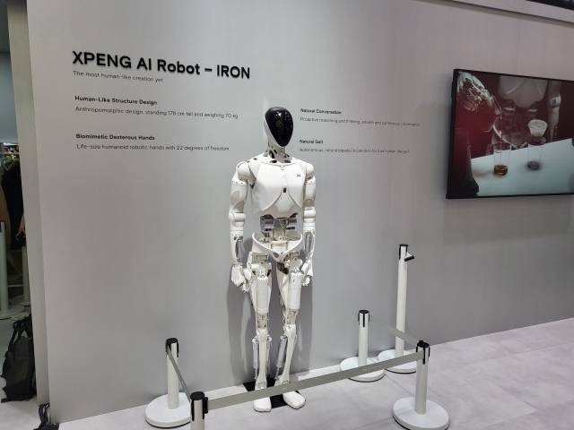 8일(현지시간) 독일 뮌헨에서 열린 유럽 최대 모터쇼 ‘IAA 모빌리티 2025'에서 샤오펑 부스에 전시된 휴머노이드 '아이온' 사진=노해철 기자