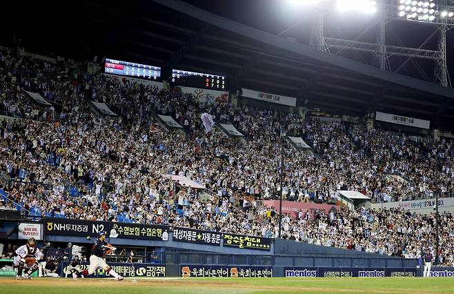 KBO는 9일 역대 최초로 1100만 관중을 돌파했다. 5일 단일 시즌 역대 최다 관중 신기록에 이어 연일 관중 신기록이 써지고 있다.|뉴시스