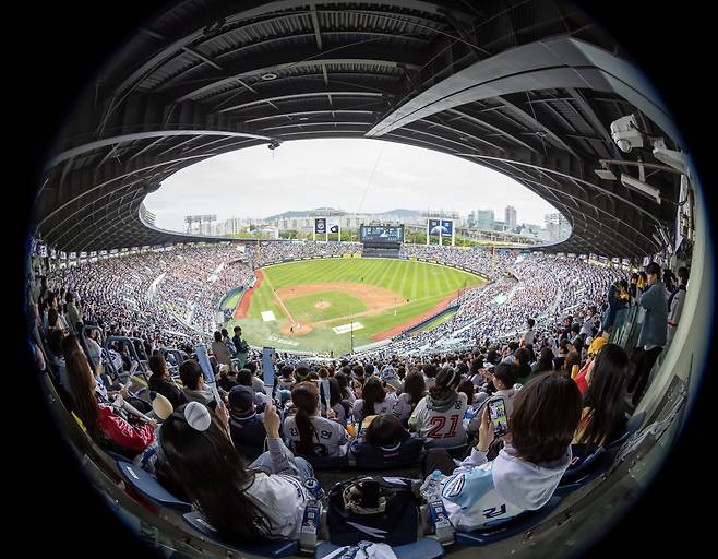 KBO는 9일 역대 최초로 1100만 관중을 돌파했다. 5일 단일 시즌 역대 최다 관중 신기록에 이어 연일 관중 신기록이 써지고 있다.|뉴시스
