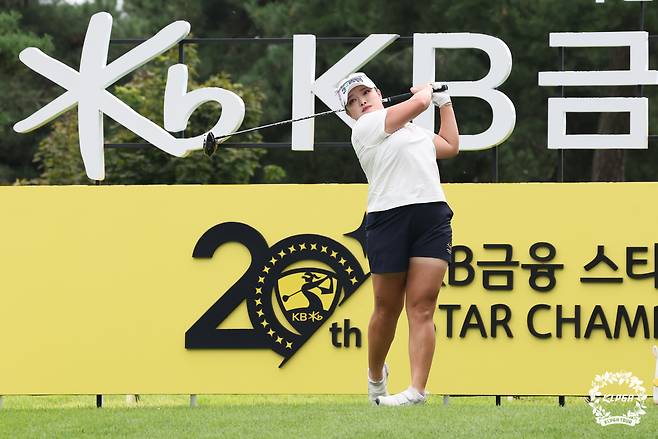 장하나가 지난 4일 열린 KLPGA 투어 KB금융 스타챔피언십 1라운드 도중 1번 홀에서  티샷을 하고 있다. KLPGA 제공