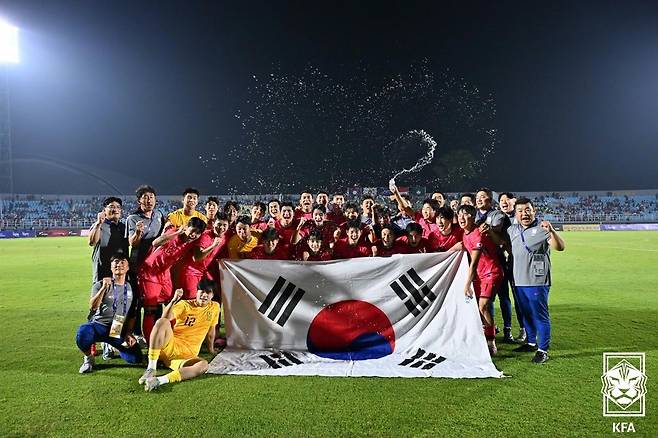 이민성 감독이 이끄는 22세 이하 축구대표팀 선수들이 지난 9일 인도네시아 시도아르조의 겔로라 델타 경기장에서 열린 U-23 아시안컵 예선 J조 최종전에서 인도네시아에 1-0으로 승리한 뒤 기념사진을 촬영하고 있다. 대한축구협회 제공