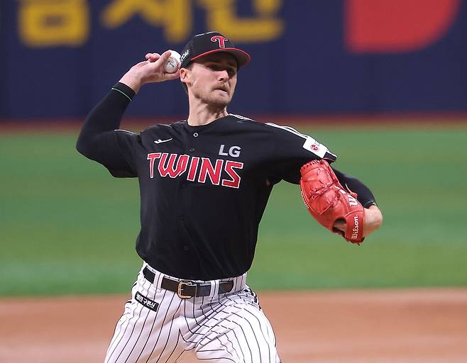 LG 앤더스 톨허스트가 9일 고척 키움전 선발 등판해 투구하고 있다 연합뉴스