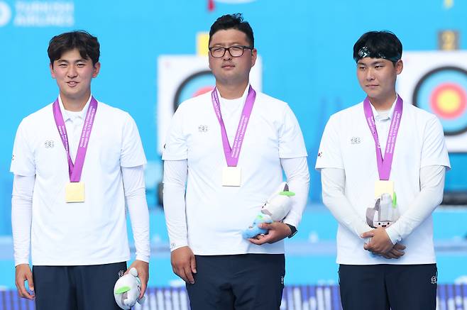 10일 광주 동구 국립아시아문화전당 5·18민주광장에서 열린 2025 세계양궁선수권대회 리커브 남자 단체전 결승에서 금메달을 차지한 김제덕(왼쪽부터), 김우진, 이우석.   광주 | 연합뉴스