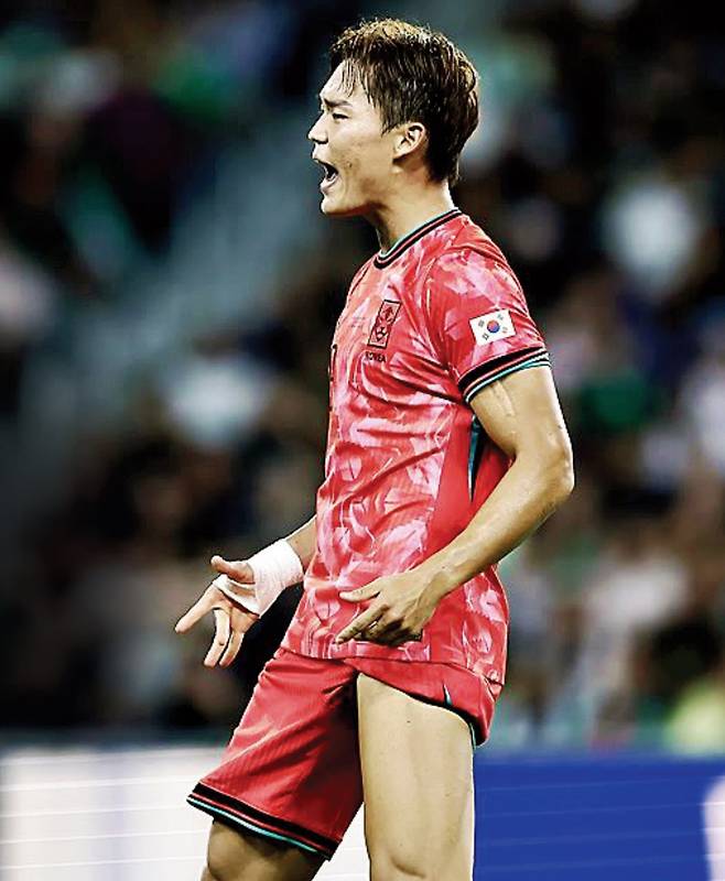 역전 골 직후 바지를 걷어 올리며 무릎을 가리키는 세리머니를 펼치고 있는 오현규. 연합뉴스