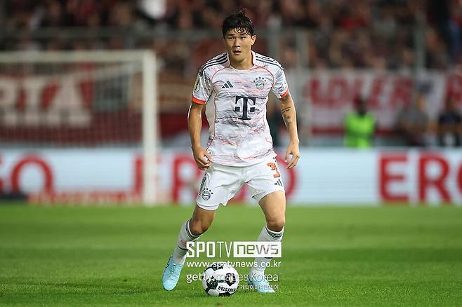 ▲ 지난 시즌 이후 김민재는 사우디아라비아를 포함한 여러 구단과 이적설에 휘말렸다. 특히 사우디 리그의 알힐랄, 알나스르 등 구단들이 거액의 이적료와 연봉을 제시한 것으로 알려졌다. 하지만 김민재는 이러한 제안들에 흔들림 없이 바이에른 뮌헨에 남았고, 이번 개막전 활약으로 자신의 위치를 확고히 하고자 한다.