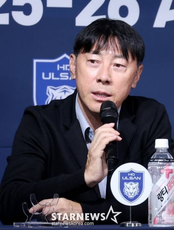 신태용 울산HD 감독이 2025~2026시즌 아시아축구연맹(AFC) 아시아챔피언스리그(ACL) 참가 K리그 4개팀 미디어데이에서 답변하고 있다. /사진=김진경 대기자