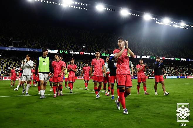 손흥민 등 대한민국 축구 국가대표팀 선수들이 10일 미국 테네시주 내슈빌의 지오디스파크에서 열린 멕시코전 2-2 무승부 이후 경기장을 돌며 인사하고 있다. /사진=대한축구협회 제공