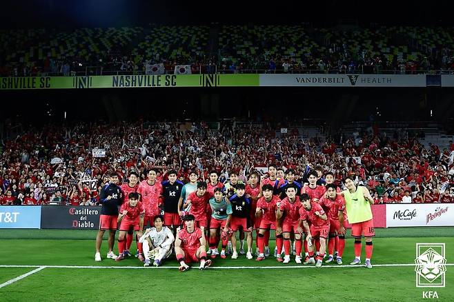 손흥민 등 대한민국 축구 국가대표팀 선수들이 10일 미국 테네시주 내슈빌의 지오디스파크에서 열린 멕시코전 2-2 무승부 이후 팬들과 기념 사진을 촬영하고 있다. /사진=대한축구협회 제공