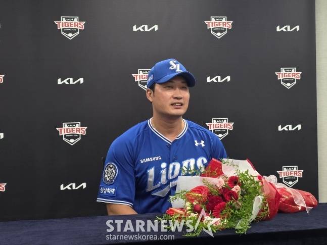 삼성 오승환이 10일 광주-기아챔피언스필드에서 열린 자신의 은퇴투어를 마치고 취재진과 인터뷰하고 있다. /사진=김동윤 기자
