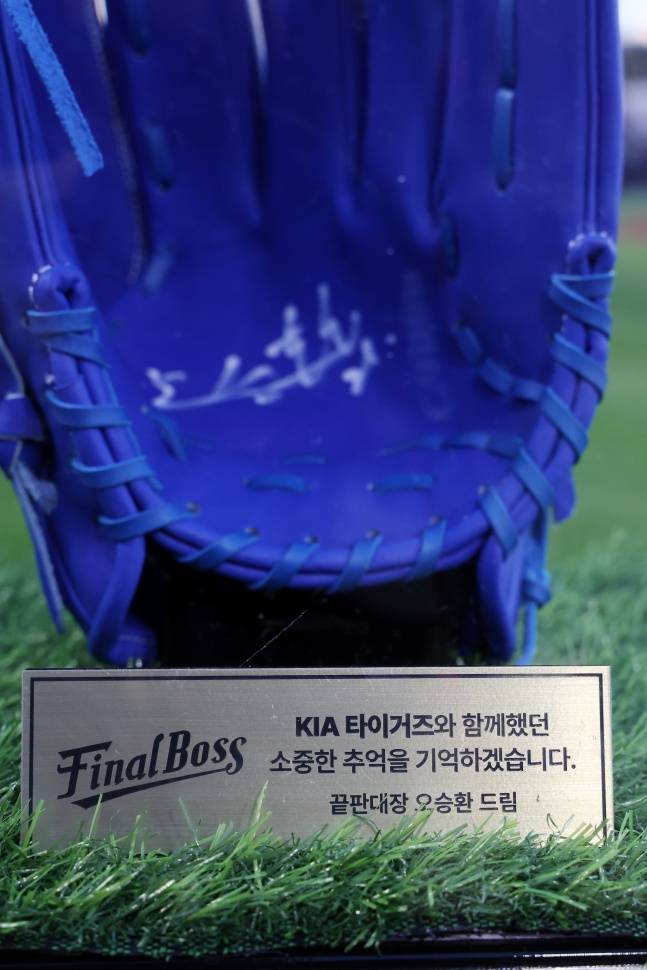 삼성 오승환이 10일 광주 KIA-삼성전에서 자신의 은퇴투어를 마련해준 KIA 선수단에 직접 돌린 사인 글러브. /사진=삼성 라이온즈 제공