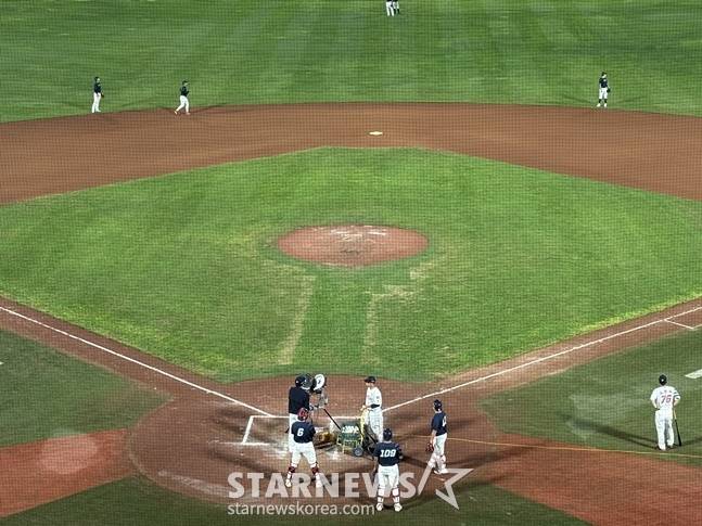 롯데 야수들이 10일 사직 한화전 패배 후 수비훈련을 실시하고 있다. /사진=양정웅 기자