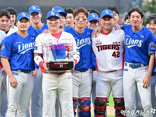 10일 오후 광주기아챔피언스필드에서 열린 '2025 신한 SOL Bank KBO리그' 삼성 라이온즈와 KIA 타이거즈의 경기, 경기 전 삼성 오승환 은퇴투어 행사가 진행됐다.  이날 행사에서 삼성 오승환이 KIA 최형우 김태군과 함께 기념촬영을 갖고 있다. 광주, 김한준 기자