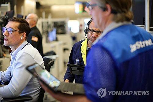 뉴욕증권거래소의 트레이더 [로이터 연합뉴스 자료사진. 재판매 및 DB 금지]