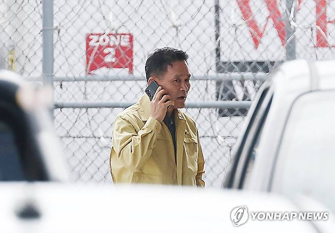 통화하는 조기중 총영사 (포크스턴[미국 조지아주]=연합뉴스) 윤동진 기자 = 조기중 워싱턴 총영사가 9일(현지시간) 미국 당국의 이민단속으로 체포된 현대차-LG엔솔 배터리공장 건설 현장 직원들이 수감돼 있는 조지아주 포크스턴의 이민세관단속국(ICE) 구금시설 인근에서 통화를 하고 있다. 2025.9.10 mon@yna.co.kr