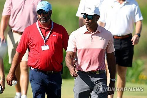 지난 7월 아들 찰리의 경기를 관람하는 타이거 우즈. [AFP/게티이미지=연합뉴스]