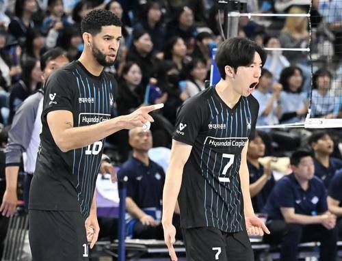 남자부 1강 현대캐피탈의 레오(왼쪽)와 허수봉 [한국배구연맹 제공. 재판매 및 DB 금지]