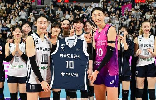 도로공사가 준비한 은퇴 행사에 참석한 김연경(앞 오른쪽) [한국배구연맹 제공. 재판매 및 DB 금지]