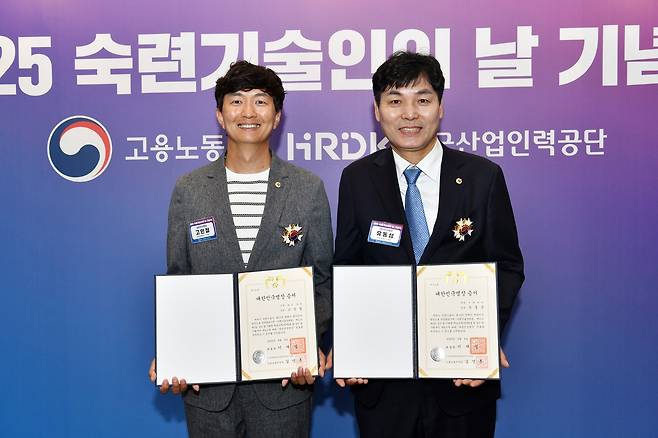 고민철(왼쪽) 명장과 유동성 명장 [HD현대중공업 제공. 재판매 및 DB 금지]