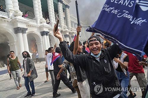 환호하는 네팔 시위대 [AP 연합뉴스. 재판매 및 DB 금지]