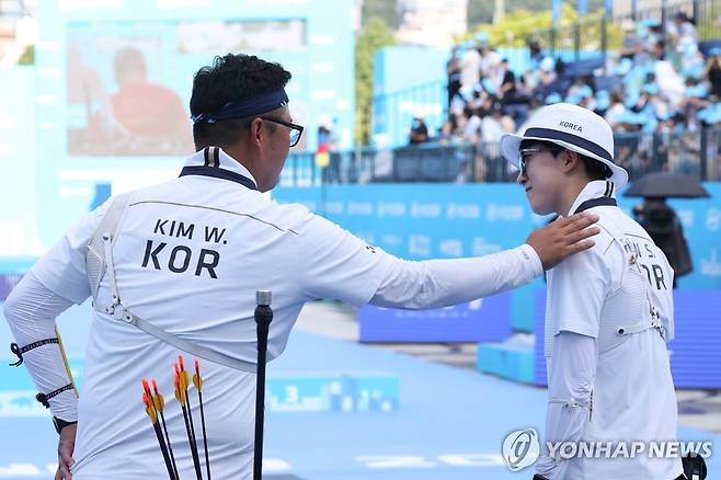 안산 격려하는 김우진 (광주=연합뉴스) 김성민 기자 = 10일 광주 동구 국립아시아문화전당 5·18민주광장에서 열린 2025 세계양궁선수권대회 혼성 단체전 결승에서 김우진이 안산을 격려하고 있다. 2025.9.10 ksm7976@yna.co.kr