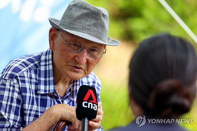 비전향장기수 안학섭 씨 (서울=연합뉴스) 김도훈 기자 = 비전향장기수 안학섭씨가 8일 서울 용산구 대통령집무실 앞에서 한 매체와 인터뷰를 하고 있다.
  2025.8.8 superdoo82@yna.co.kr