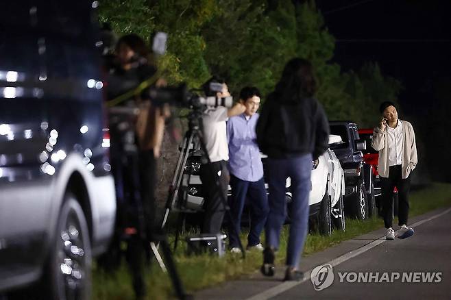 지금 포크스턴 이민세관단속국 구금시설 앞은 (포크스턴[미국 조지아주]=연합뉴스) 윤동진 기자 = 10일(현지시간) 미국 당국의 이민단속으로 체포된 현대차-LG엔솔 배터리공장 건설 현장 직원들이 수감돼 있는 조지아주 포크스턴의 이민세관단속국(ICE) 구금시설 앞에 취재진이 대기하고 있다. 외교부는 이날 미국 이민당국에 구금된 한국인들을 데려오려던 전세기 출발이 미국측 사정으로 어렵게 됐다고 밝혔다. 2025.9.10 mon@yna.co.kr