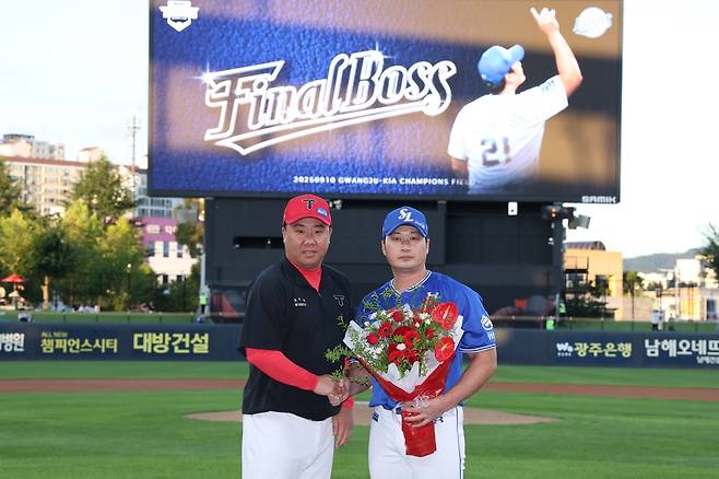 KIA 이범호 감독(왼쪽)과 삼성 오승환 [KIA 타이거즈 제공. 재판매 및 DB 금지]