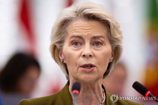 연례 정책연설하는 EU 집행위원장  (스트라스부르 AFP=연합뉴스) 우르줄라 폰데어라이엔 EU 집행위원장이 10일(현지시간) 프랑스 스트라스부르 유럽의회에서 연례 정책연설을 하고 있다. 2025.9.10 photo@yna.co.kr