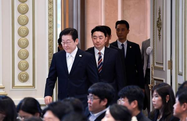 이재명 대통령이 11일 취임 100일 기자회견 ‘회복을 위한 100일, 미래를 위한 성장’을 위해 청와대 영빈관에 입장하고 있다. 2025.9.11 /연합뉴스