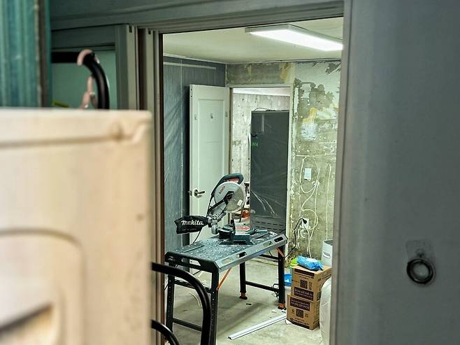 ▲&nbsp;11일 인천 계양구 작전동 한 반지하 빌라에서 침수 피해 복구 작업을 하는 모습. /홍준기 기자 hong@incheonilbo.com